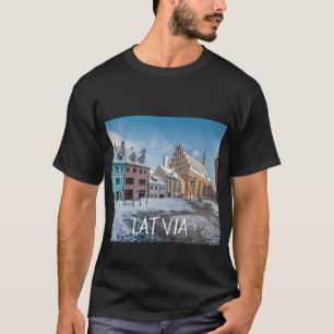 ラトビアのリガ市中心部、雪の降る冬の景色 Tシャツ