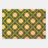 ラトビアのヴィンテージグリーンフォークアートアユスクリスパターン ラッピングペーパーシート (正面)