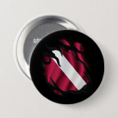 ラトビアの破れた国旗 缶バッジ (正面&裏面)