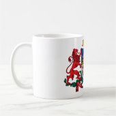 ラトビアの紋章付き外衣 コーヒーマグカップ (左)