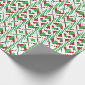 ラトビアの緑と赤の部族のフォークアート ラッピングペーパー (角)