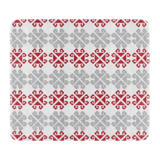 ラトビアの赤と灰色の幾何学的なムーンクロス カッティングボード (正面)