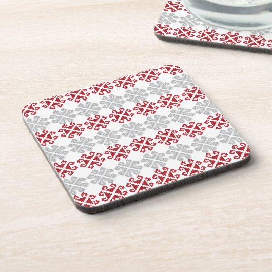 ラトビアの赤と灰色の幾何学的なムーンクロス コースター (左側)