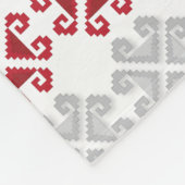 ラトビアの赤と灰色の幾何学的なムーンクロス フリースブランケット (角)