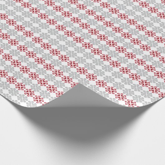 ラトビアの赤と灰色の幾何学的なムーンクロス ラッピングペーパー (角)