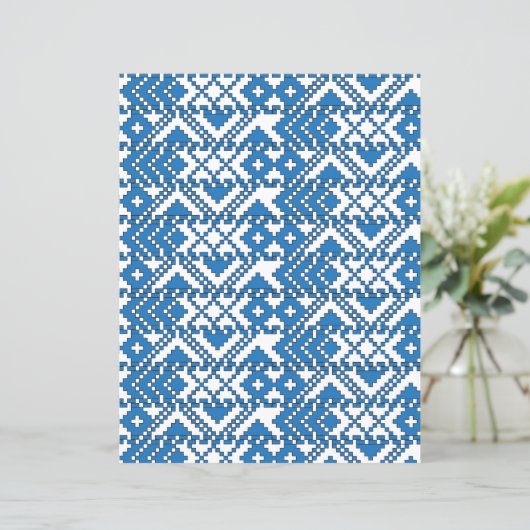 ラトビアの青と白のフォークアートパターン (スタンド正面)