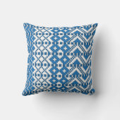 ラトビアの青と白のフォークアートパターン クッション (裏面)