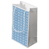 ラトビアの青と白の部族フォークアート スモールペーパーバッグ (裏面アングル)