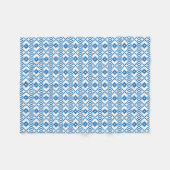 ラトビアの青と白の部族フォークアート フリースブランケット (正面(横))