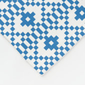 ラトビアの青と白の部族フォークアート フリースブランケット (角)