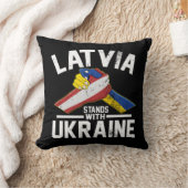 ラトビアはウクライナラトビア国旗と共に立つ クッション (ブランケット)