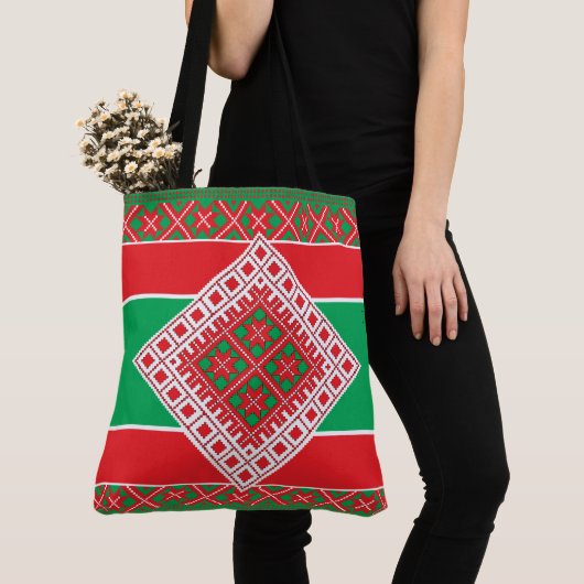 ラトビアフォークアート赤と緑の幾何学的メダリオン トートバッグ (クローズアップ)
