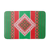 ラトビアフォークアート赤と緑の幾何学的メダリオン バスマット (正面)