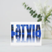 ラトビア冬の夜の文字と反射 ポストカード (スタンド正面)
