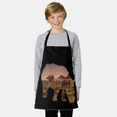 ラニオスの渓谷'、キッズフルプリントエプロン エプロン (着用した状態)