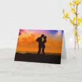 ラバーキスをするズアットサンセットオンビーチ カード (黄色い花)