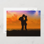 ラバーキスをするズアットサンセットオンビーチ ポストカード (正面/裏面)