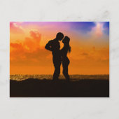 ラバーキスをするズアットサンセットオンビーチ ポストカード (正面)