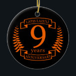 ラピスラズリ結婚の10周年 セラミックオーナメント<br><div class="desc">10年祝の結婚のデザイン。このデザインは黒い背景にテラコッタ伝統的(テラコッタ、この記念日の色)色の月桂樹デザインを持っている。ラピスラズリ伝統的アはこの大事な行事の宝石だ。文字読アイボリー10周年。結婚10年目祝のロマンチックなデザイン。このもしデザインの救済下に連絡頼カスタマイズ、彼らはこの文字の下にあるデザイナーのボタンです。</div>