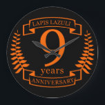 ラピスラズリ結婚の10周年 ラージ壁時計<br><div class="desc">10年祝の結婚のデザイン。このデザインは黒い背景にテラコッタ伝統的(テラコッタ、この記念日の色)色の月桂樹デザインを持っている。ラピスラズリ伝統的アはこの大事な行事の宝石だ。文字読アイボリー10周年。結婚10年目祝のロマンチックなデザイン。このもしデザインの救済下に連絡頼カスタマイズ、彼らはこの文字の下にあるデザイナーのボタンです。</div>