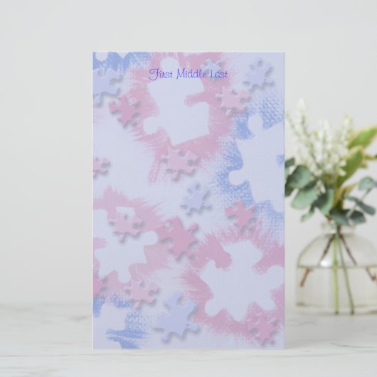 ラフなブラシ仕上げピンクブルーパズルピースパーソナライズされた 便箋 (スタンド正面)