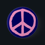 ラフ平和シンボル – ダークブルーのピンク 缶バッジ<br><div class="desc">チョーク効果オリジナルから作成され、最大の影響を与える大きなベクトル図形に変換された大きな粗い手描き平和シンボル。</div>