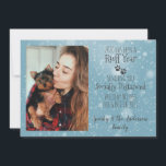 ラフ・イヤー・ドッグ　フォト　ホリデー　フラット　ホリデー・カード シーズンカード<br><div class="desc">元々2020年に作られたこの気持ちが、今年のテーマになったようです。ここ数年は、本当に「厳しい」年でした。このかわいいユーモアのある犬をテーマにしたホリデーカードは、モダンな雪の背景の上に、あなたとあなたの愛犬の写真を入れるフレームが付いています。楽しくてトレンディな手書きのスクリプトテキストには、 「[年]はラフな年でした。 より良い[来年]のための社会的距離のホリデーウィッシュを送ります」 あなたの名前、犬の名前、または家族の名前でパーソナライズ。前面と背面にグレーの鋼鉄青の足跡のアクセントが付いています。</div>