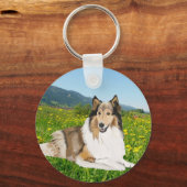 ラフ・コリーはバターカップの牧草地に対して。 キーホルダー (正面)