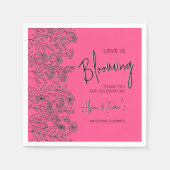 ラブが咲く ピンク＆ブラックの花柄 ブライダルシャワー スタンダードカクテルナプキン (正面)