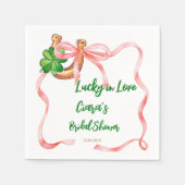 ラブでラッキーなクローバーの葉のボウリボン 結婚前のお祝い スタンダードカクテルナプキン (正面)