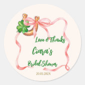 ラブでラッキーなクローバー葉のボウ ブライズシャワー フェイバー ラウンドシール (正面)