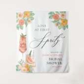 ラブアットファーストSpritzブライトカクテルブライダルシャワー タペストリー (正面)