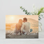 ラブイズペイシャント ロマンチック スクリプト フォト ウェディング 案内状 (スタンド正面)