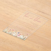 ラブイン開花ピンクワイルドフラワーズブライダルシャワー アクリル招待状 (レイダウン)