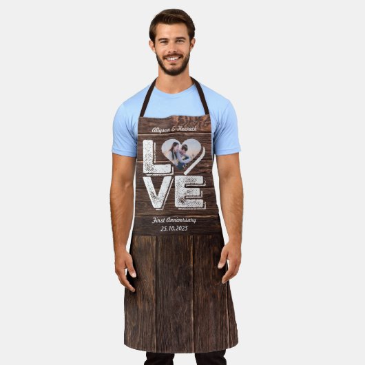 ラブウッドラ素朴ンド写真ハートフレームモノグラム エプロン (着用した状態)