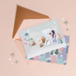 ラブジョイホープPastelクリスマスツリーフォレスト3写真 シーズンカード<br><div class="desc">私たちのソフトで、穏やかで、シックなパステル&パインクリスマスツリーの森3枚の写真クリスマスカードと家族の友人に今年のホリデーシーズンにあなたの愛とシーズンの挨拶を送る。デザインは我々の手を描いたシックなパステルカラーのクリスマスツリー、落下する白い雪の結晶、鳩を特徴とする。柔らかいパステルカラーは、希望、喜び、平和のメッセージを呼び起こす。「愛、喜び、希望」は写真のプのまわりにレー包まれたスホルダーで、年と家族の署名と共に写真のホルパーソナライズされたダーである。裏面は緑豊かなパステルと松のクリスマスツリーパターンを備えている。すべてのアートワークはMoodothy Paperyによって手書きオリジナルのアートワークされている。</div>