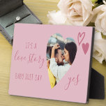 ラブストーリーSayYesピンク提案書ハート写真 フォトプラーク<br><div class="desc">ロマンチックなハート型の写真と結婚の提案プラーク。台本には「愛の話だ、ベビーはyesを言う」と書かれ、ピンクの愛のハートエレガントと書かれ飾ている。あなたの結婚の提案と婚約発表のための完璧な小道具と記念品。デザインはピンクの色合いだが、好きな背景、タイポグラフィ、愛のハートの色を変えるこもしとクリックはカスタマイズ「更に」)。</div>