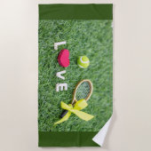 ラブテニスボールとラケットを緑に乗せたテニス ビーチタオル (正面)