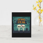 ラブトークするスケルトンが私に不気味に感じる面白いハロウィン カード (黄色い花)