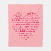 ラブハートワードクラウド – 明るい赤紫色オンパステルピンク フリースブランケット (正面)