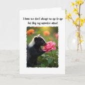 ラブバレンタインおもしろいスカンクバラ画像グリーティングカード カード (黄色い花)