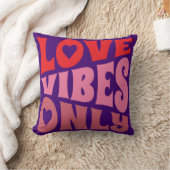 ラブビーズオンリーグルービータイポグラフィピンクパープルレッド クッション (ブランケット)