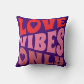 ラブビーズオンリーグルービータイポグラフィピンクパープルレッド クッション (裏面)