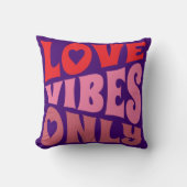 ラブビーズオンリーグルービータイポグラフィピンクパープルレッド クッション (正面)