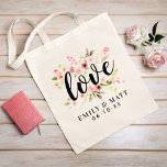 ラブピンクの水彩花結婚のモノグラム トートバッグ<br><div class="desc">トートバッグパーソナライズされたデザインは、パステルピンク、赤面、桃春ダリアとバラの花と緑のの美しい水色のフローラデザインで囲まれた黒い手書き文字のタイプスタイルの言葉"愛"を特徴とす。また、新郎新婦のモダン名前と日結婚付けのモノグラムが含まカスタムれ、あなたの文字と一緒にエレガントすることができる。</div>