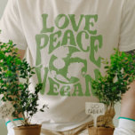 ラブピースビーガンスローガンベジタリアン おもしろい Tシャツ<br><div class="desc">このデザインは、動物が食べ物ではなく友達であることを知っている植物動力のビーガンとベジタリアンのためである。このピースラブビーガンデザインは、ステッカー違う、マグカップ、Tシャツ、電話ケースを含む製品でも利用可能だ。この買デザインには製品をお気に入りの選クリック択、追加とチェックアウト！.</div>