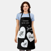 ラブブラック&ホワイトで調理パーソナライズされた エプロン (着用した状態)