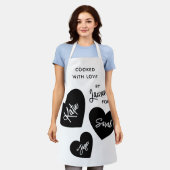 ラブブラック&ホワイトパーソナライズされたで調理 エプロン (着用した状態)