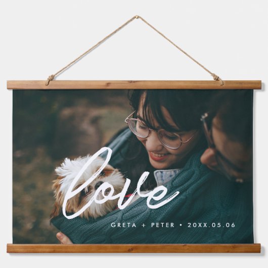 ラブモダンタイポグラフィオーバーレイのカップル写真 吊り下げ型タペストリー (正面)