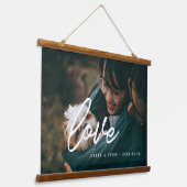 ラブモダンタイポグラフィオーバーレイのカップル写真 吊り下げ型タペストリー (傾斜あり)